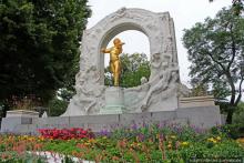 Золотой памятник