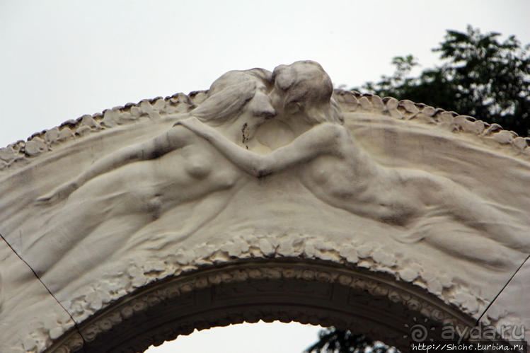 Золотой памятник