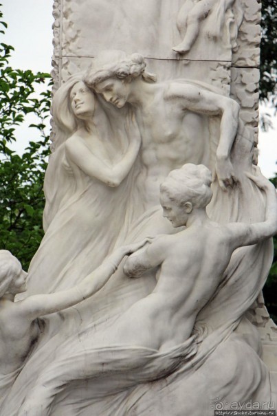 Золотой памятник