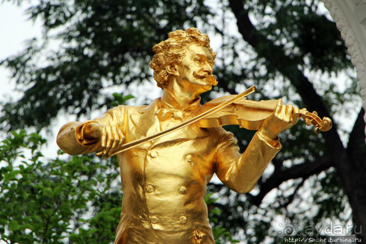 Золотой памятник