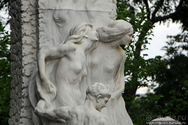 Золотой памятник