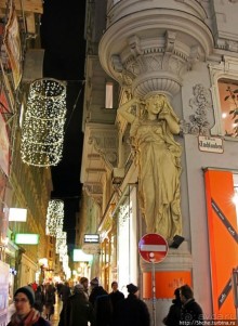 Декабрьская иллюминация Вены, вечер, немного снега и мороз