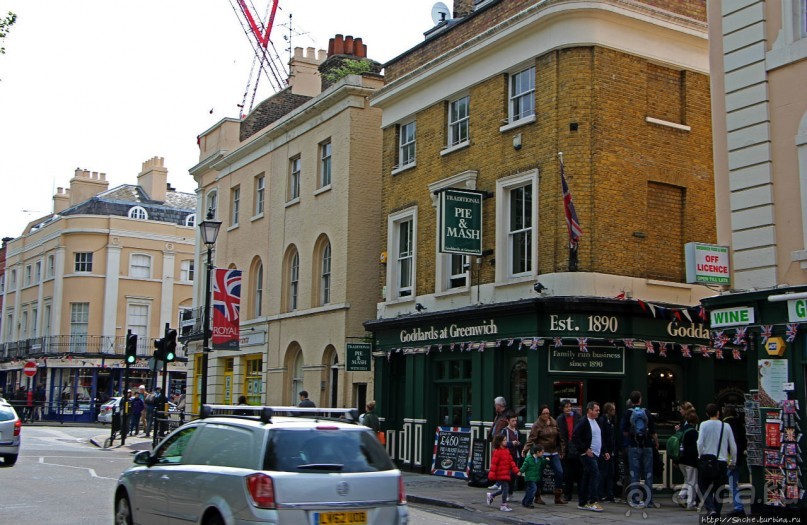 Зеленое пастбище для коров в устье реки, сокращенно Гринвич