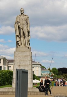 Зеленое пастбище для коров в устье реки, сокращенно Гринвич