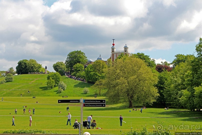 Зеленое пастбище для коров в устье реки, сокращенно Гринвич