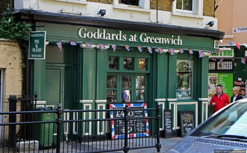 Зеленое пастбище для коров в устье реки, сокращенно Гринвич