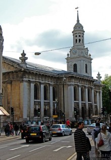 Зеленое пастбище для коров в устье реки, сокращенно Гринвич