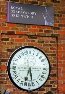 Зеленое пастбище для коров в устье реки, сокращенно Гринвич