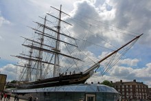 Зеленое пастбище для коров в устье реки, сокращенно Гринвич