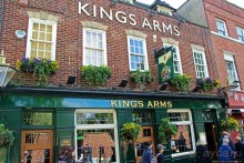 Зеленое пастбище для коров в устье реки, сокращенно Гринвич