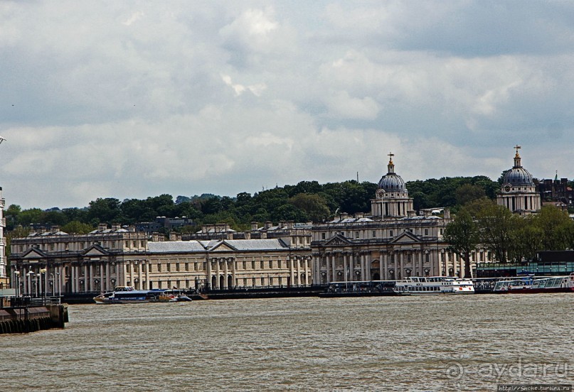 Зеленое пастбище для коров в устье реки, сокращенно Гринвич