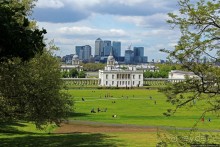 Зеленое пастбище для коров в устье реки, сокращенно Гринвич