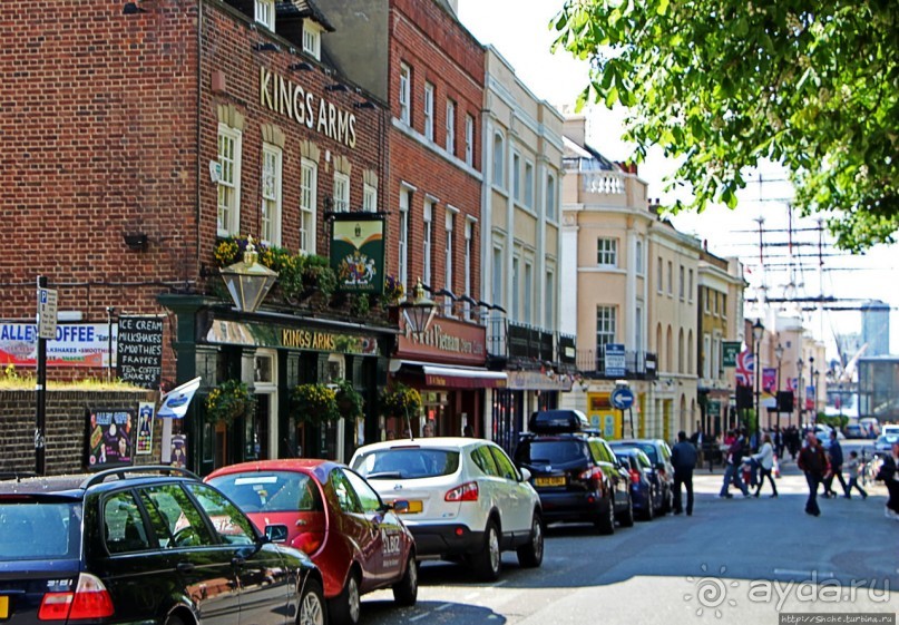 Зеленое пастбище для коров в устье реки, сокращенно Гринвич