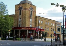 Зеленое пастбище для коров в устье реки, сокращенно Гринвич