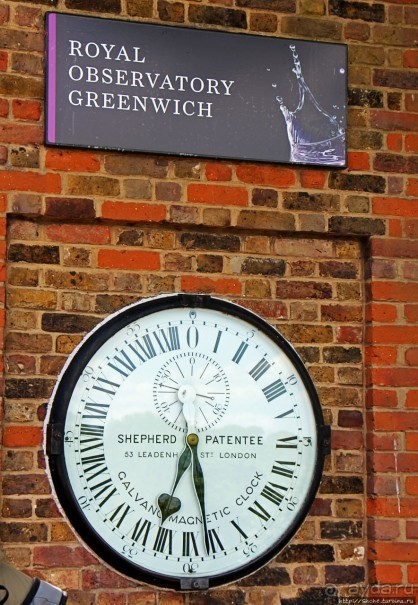 Зеленое пастбище для коров в устье реки, сокращенно Гринвич