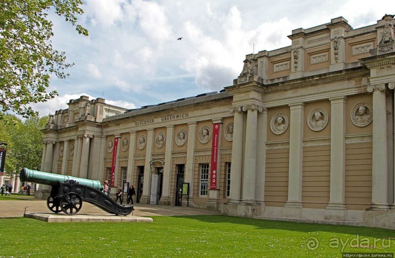 Зеленое пастбище для коров в устье реки, сокращенно Гринвич