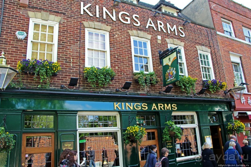 Зеленое пастбище для коров в устье реки, сокращенно Гринвич