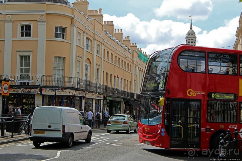 Зеленое пастбище для коров в устье реки, сокращенно Гринвич