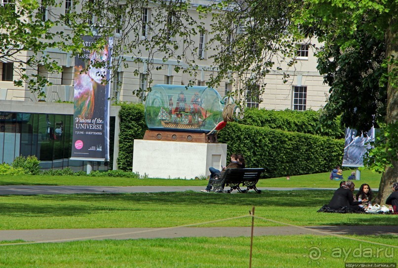 Зеленое пастбище для коров в устье реки, сокращенно Гринвич