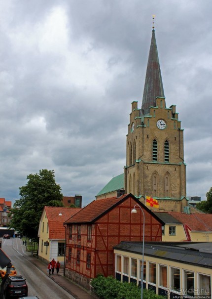 Кирпичная (15 век) церковь св. Николая в Хальмстаде