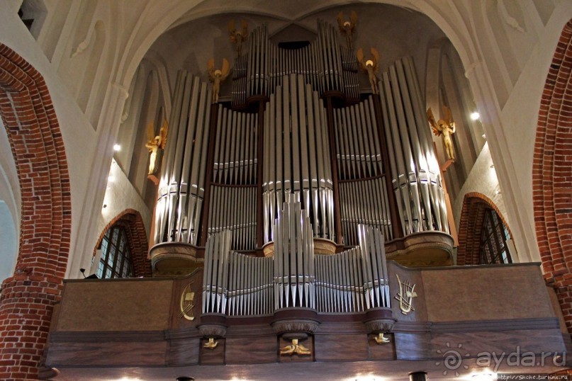 Кирпичная (15 век) церковь св. Николая в Хальмстаде