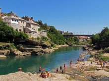 Лазурная вода меж крутые берега — река Неретва