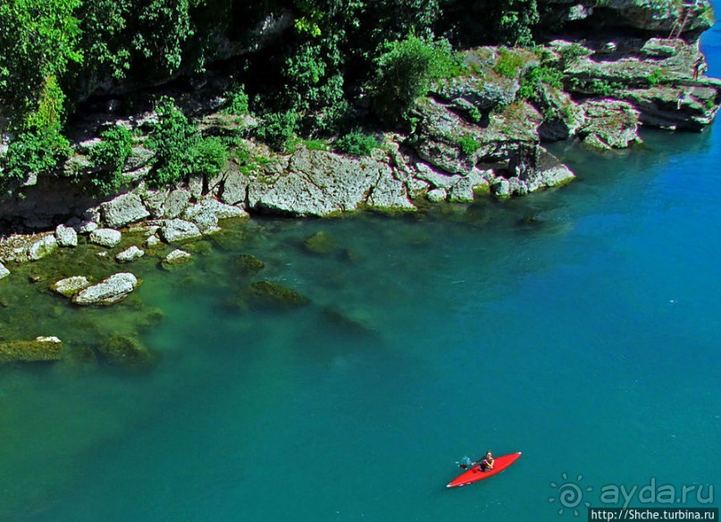 Лазурная вода меж крутые берега — река Неретва