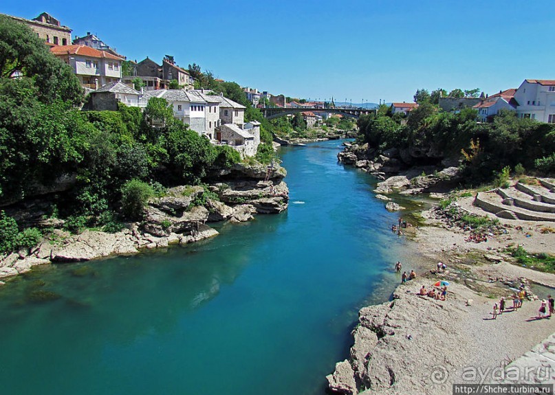 Лазурная вода меж крутые берега — река Неретва