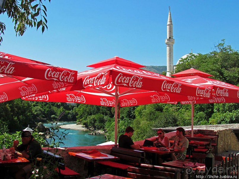 Лазурная вода меж крутые берега — река Неретва