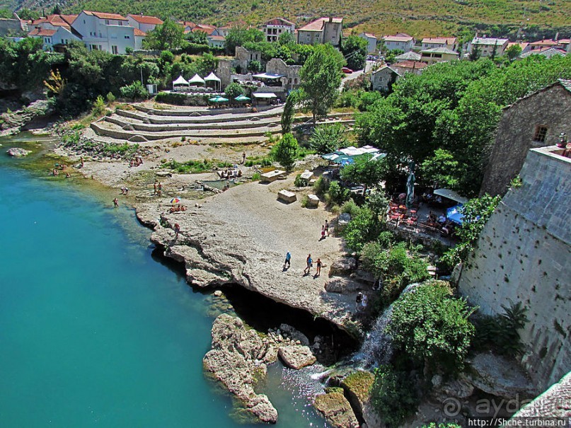 Лазурная вода меж крутые берега — река Неретва