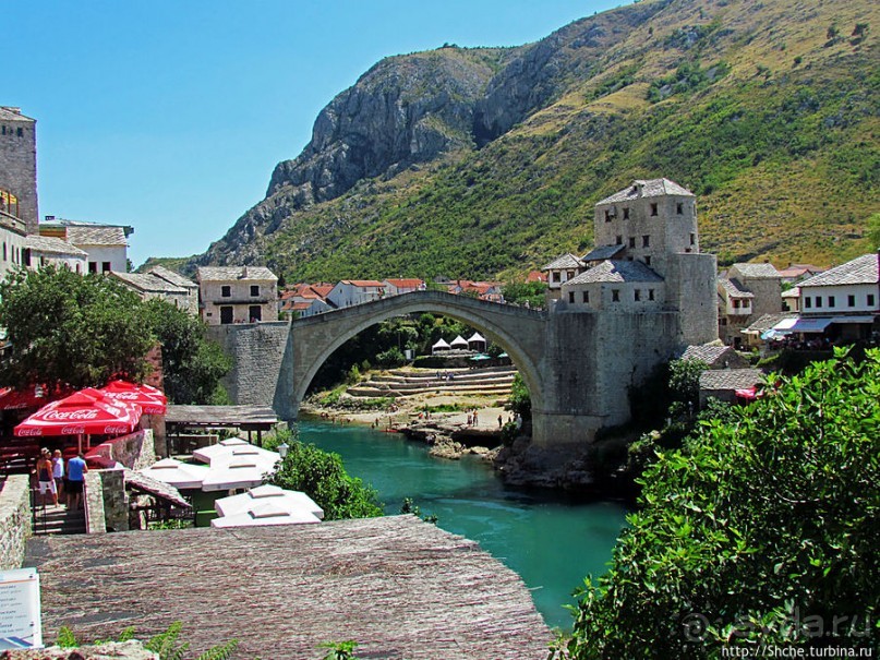 Лазурная вода меж крутые берега — река Неретва