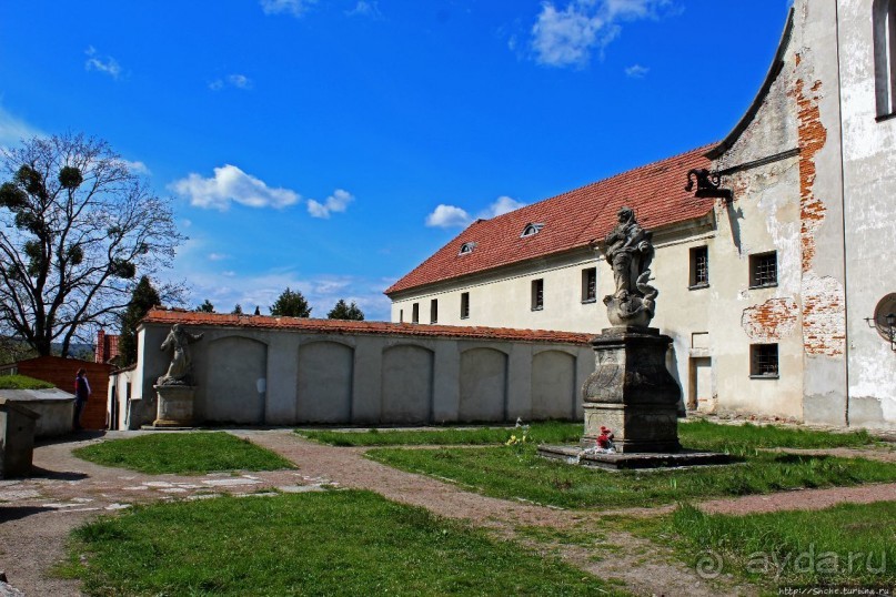 Бывший монастырь капуцинов напротив замка в Олесько