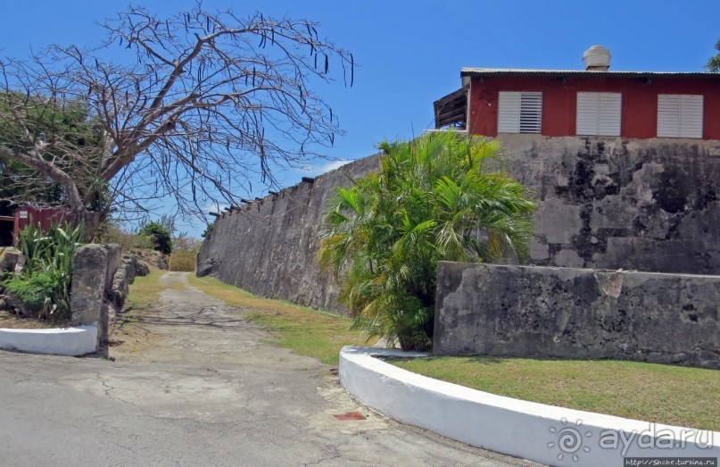 Гарнизон, или половина памятника ЮНЕСКО за оградой отеля