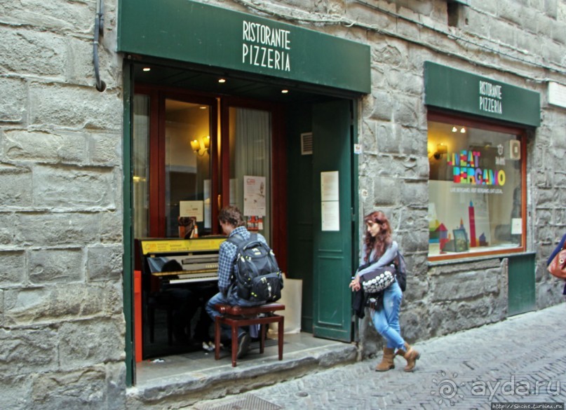 Поиграть на пианино на улицах Бергамо