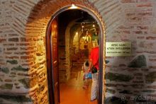 Старинные катакомбы (14 век) под новым храмом в Салониках