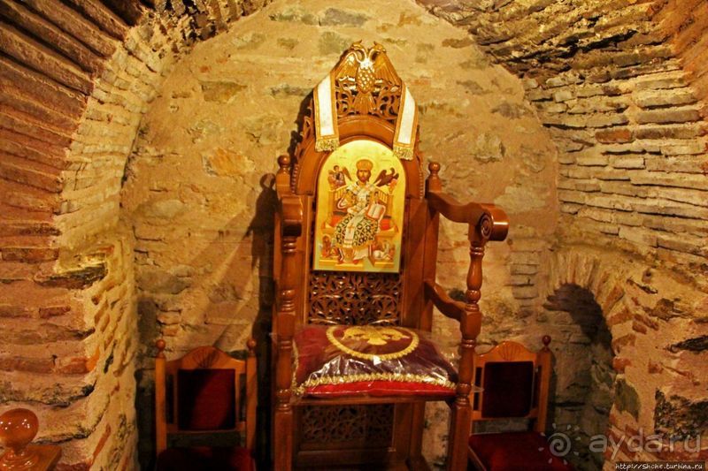 Старинные катакомбы (14 век) под новым храмом в Салониках