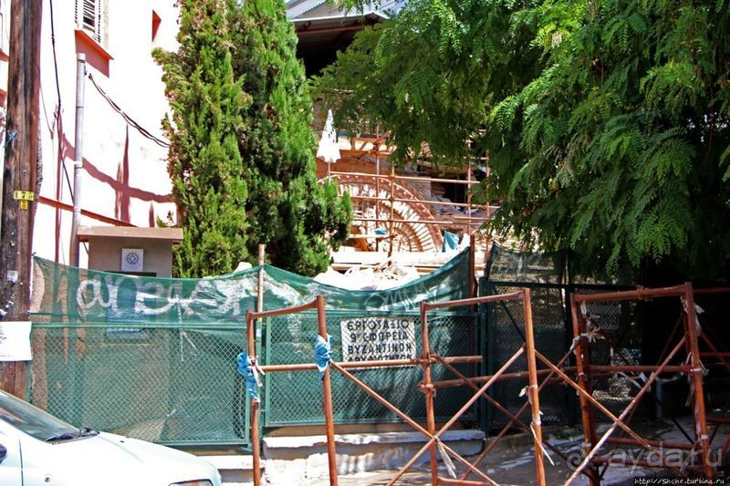 Старинные катакомбы (14 век) под новым храмом в Салониках