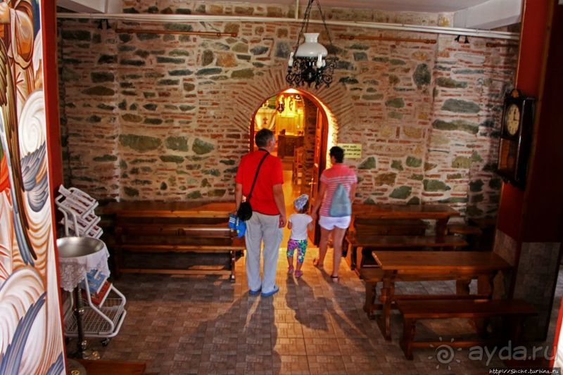 Старинные катакомбы (14 век) под новым храмом в Салониках