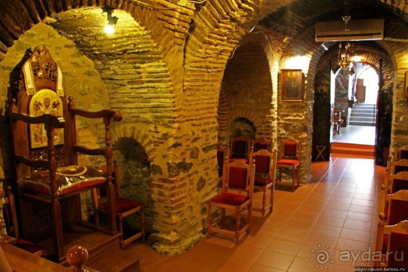 Старинные катакомбы (14 век) под новым храмом в Салониках
