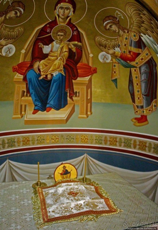 Старинные катакомбы (14 век) под новым храмом в Салониках