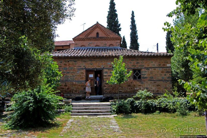 Старинные катакомбы (14 век) под новым храмом в Салониках