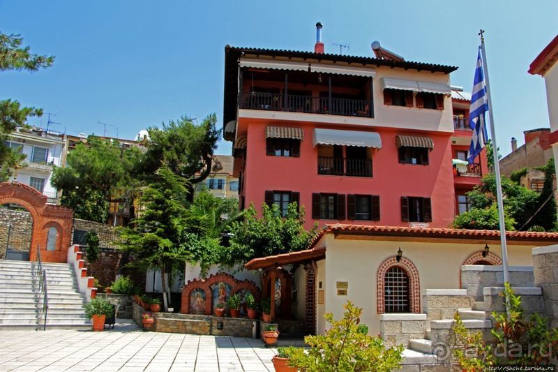 Старинные катакомбы (14 век) под новым храмом в Салониках