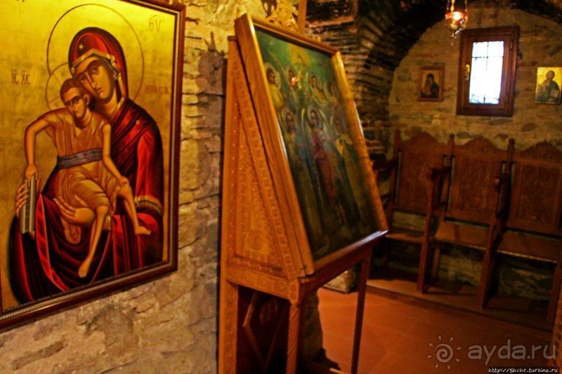 Старинные катакомбы (14 век) под новым храмом в Салониках