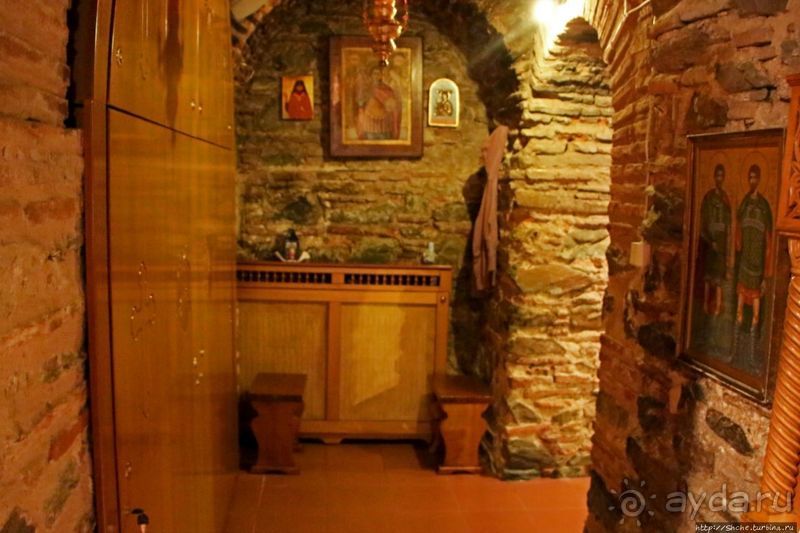 Старинные катакомбы (14 век) под новым храмом в Салониках