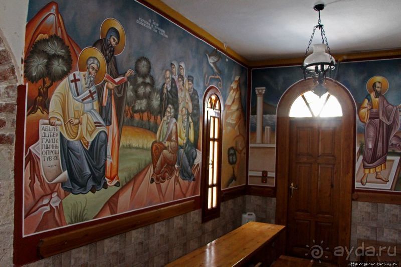 Старинные катакомбы (14 век) под новым храмом в Салониках