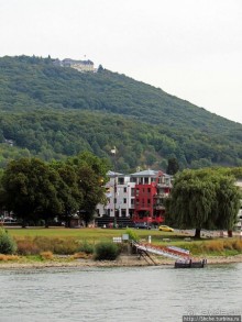 Зеленые холмы, поросшие замками