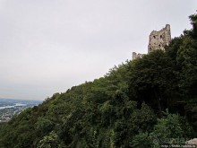 Зеленые холмы, поросшие замками