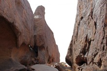 Древняя стоянка караванщиков и рисунки в пещере