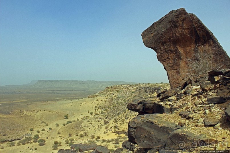 Древняя стоянка караванщиков и рисунки в пещере