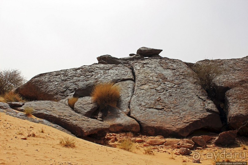 Древняя стоянка караванщиков и рисунки в пещере
